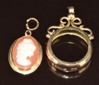 A 9ct gold mount (1.5g) and an 18k gold pendant set with a cameo (1.1g)