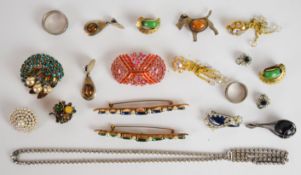 A collection of jewellery including two Celtic silver rings, silver pendant set with agate, pair