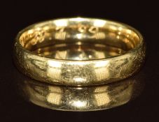 An 18ct gold wedding band / ring, 4.4g, size M