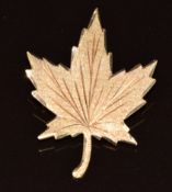 A 10k gold brooch in the form of a leaf, 2.9g, 2.2 x 3cm