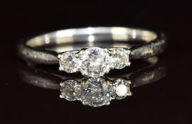 An 18ct white gold ring set with three diamonds, the total diamond weight approximately 0.4ct, 2.7g,
