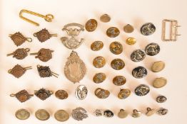 Military buttons and insignia to include Gaunt & Son, ATS pin badge numbered 17476, Somerset Light