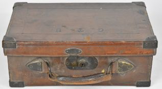 Leather and brass bound shotgun cartridge magazine with fitted oak interior, 40x26x15cm.