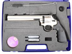 Smith & Wesson Model 686 .177 air pistol/ revolver with chequered grips, adjustable sights and 10