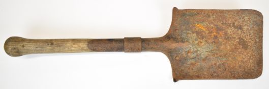 WW1 French entrenching shovel, length 54.5cm