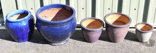 Five jardinières / garden planters including a graduated set of three, largest diameter 42 x