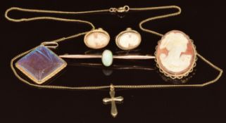 A 9ct gold brooch set with a cameo (7.3g, 2.5 x 3cm), cameo earrings, 9ct gold brooch set with an