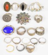 Sixteen silver rings including agate, labradorite, etc (82g), two silver brooches (17.2g) and a 22ct