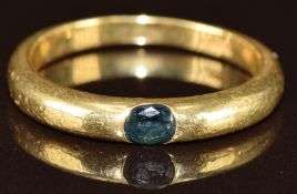 An 18k gold ring set with a sapphire, 3.5g, size M