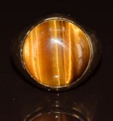 A 14k gold ring set with a tiger's eye cabochon, 14.6g, size U