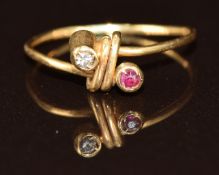An 18k gold ring set with a diamond and a ruby, 1g, size E