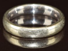 A 9ct white gold wedding band, 5.8g, size Q