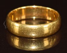 A 22ct gold wedding band, 3.7g, size J