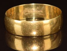 An 18ct gold wedding band / ring