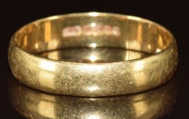 An 18ct gold wedding band / ring, 4.4g, size V