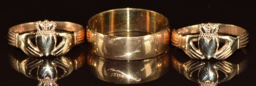 Two 9ct gold Claddagh rings and a 9ct gold wedding band/ ring, 5.4g, size N, O & P