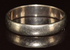 An 18ct gold wedding band /ring, 3.4g, size Q