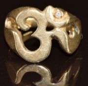 A 9ct gold ring in the form of OM symbol, 4.9g, size O