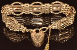 A 9ct gold gate bracelet with heart padlock clasp, 25g, 18.5cm
