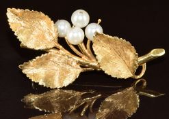 An 18ct gold foliate brooch with textured decoration set with four cultured pearls, 5.1g, 4.5cm x