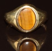A 9ct gold ring set with tiger's eye, 2.7g, size M