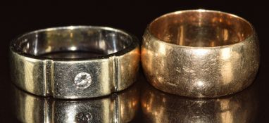 A 9ct gold wedding band/ ring and a 9k white gold ring set with a diamond, 16g, size Q & X