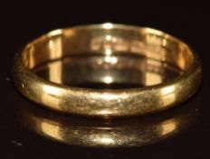An 18ct gold wedding band / ring, 3g, size Q