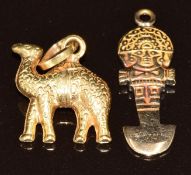 Two 18ct gold pendants/ charms, one in the form of a camel and the other Peruvian Tumi, 4.1g