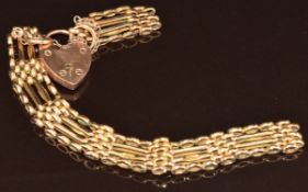 An 18ct gold gate bracelet (17g) with 9ct gold heart padlock clasp (2.6g, damaged)