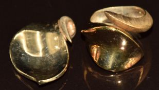 A 9ct gold pendant by Laurel, with matching ring, size O, 10.8g