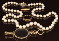 A single strand of cultured pearls, 9ct gold ring mount, lorgnette with serpent handle and a 9ct