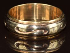 A 9ct gold wedding band / ring with scroll decoration, 8.7g, size X