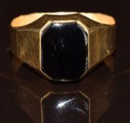 An 18k gold signet ring set with onyx, 4.8g, size U/V