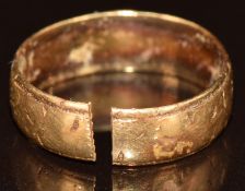 An 18ct gold wedding band/ ring (band cut), 3.2g