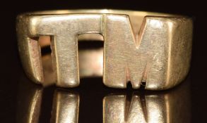 A 9ct gold ring with 'TM' initials, 7.9g, size W/X