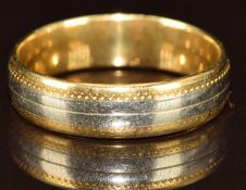 A bi-coloured 18ct gold wedding band / ring, 6.5g, size U
