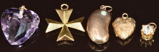 An 18ct gold Maltese cross pendant (1.4g), 9ct gold kidney bean charm/ pendant set with an opal (2.
