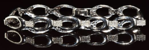 An 8ct white gold bracelet set with diamonds, 22.8g, 19.5cm