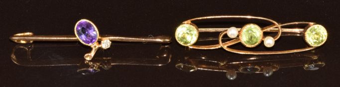 A 15ct gold Edwardian brooch set with an oval cut amethyst and a diamond (2.1g), a 15ct gold