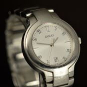 Gucci wristwatch ref. 8900M with date aperture, Arabic numerals, silver hands and dial, stainless