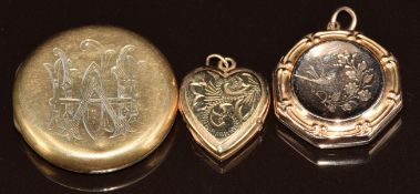 A 9ct gold heart locket (2.9g), c1900 9ct gold back and front locket with swallow decoration and a