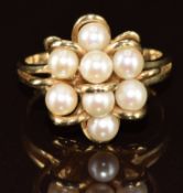 A 9ct gold ring set with pearls, 4.5g, size M