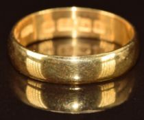 A 22ct gold wedding band/ ring, Birmingham 1918, 3.8g, size M