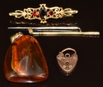 A 9ct gold stick pin in the form of a golf club set with diamonds (1.2g), 9ct gold brooch set with