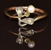 A c1900 9ct gold ring set with a pearl, peridot and rose cut diamonds, 1.9g, size J