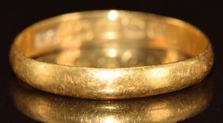 A 22ct gold wedding band/ ring, Birmingham 1908, 1.8g, size P