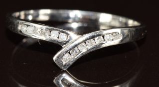 A 9k white gold ring set with diamonds, 1.2g, size P