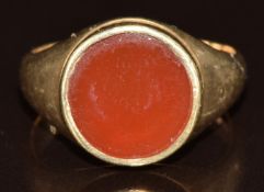 A 9ct gold signet ring set with carnelian agate, 4.8g, size O