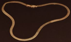 A 9ct gold ribbon necklace, 9.3g, 45.5cm