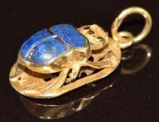 An 18k gold pendant in the form of a scarab beetle set with lapis lazuli, 2.3g, 2cm
